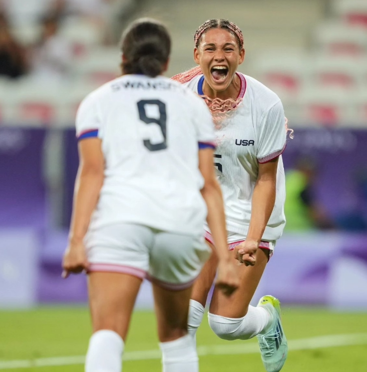 奥运女足报道:斯旺森2分钟连进2球 罗德曼进球 美国3-0击败10人赞比亚