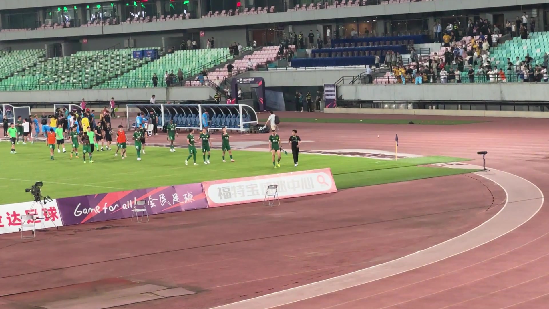 愿你安息!国安赛后谢场,于大宝率球员与球迷一起为张仲仪默哀