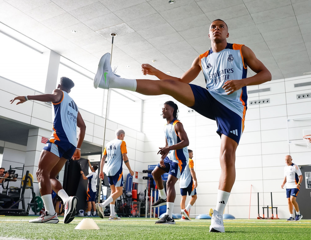 第一时间更新!姆巴佩社媒晒照,分享首次参加皇马合练