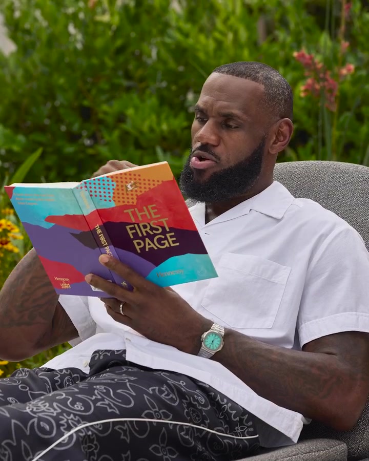 😂亲自玩梗自黑!詹姆斯拍轩尼诗广告🥃手捧《第一页》读扉页