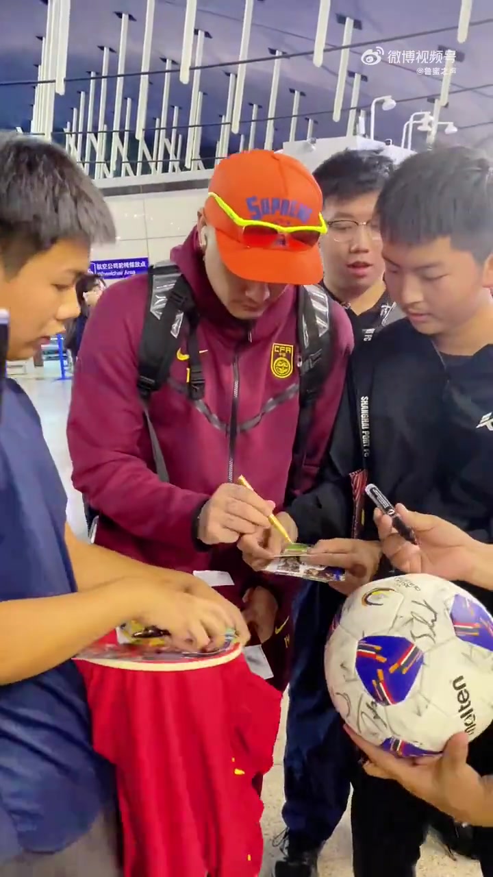 随国足出征澳洲,王大雷在机场被球迷要签名