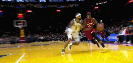 😡特伦特防守时故意撞倒巴特勒，裁判回看录像后吹罚前者一级恶意犯规