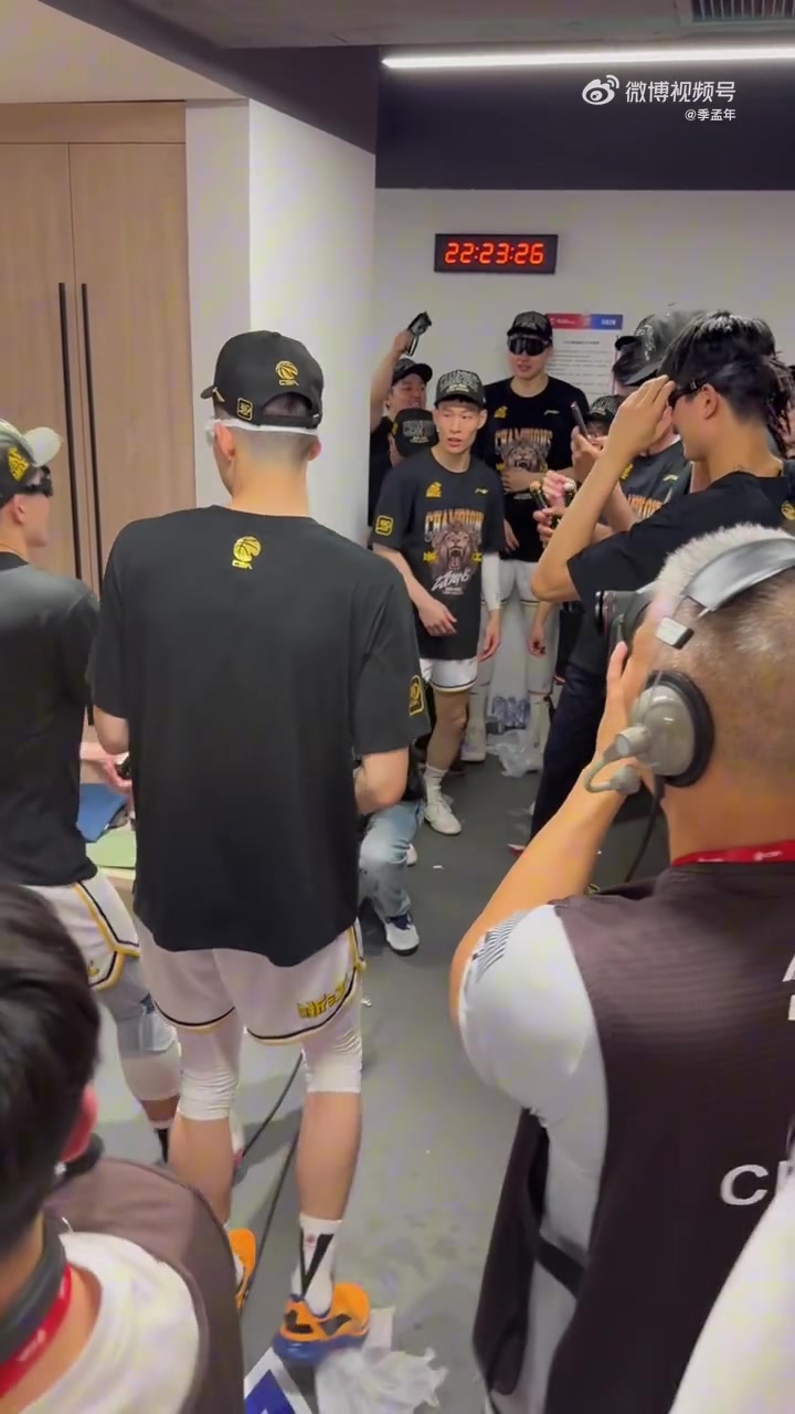 20年磨一剑登顶CBA 广厦男篮更衣室疯狂庆祝&下起香槟🍾雨