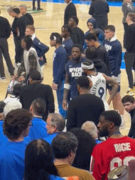 家属都坐不住了😂兰德尔末节挥手制止家人离开 告诉他们留下来